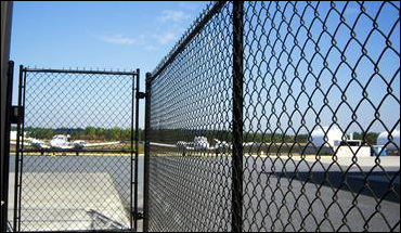 Gal. wire Mesh fence, knuckle top, with gates, for airport security