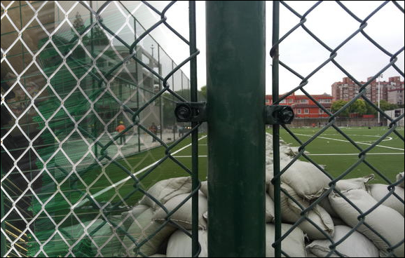 Green coated galvanized chain link sports fencing for playground, tennis, football and basketball field protection